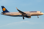 Lufthansa Airbus A320-214 (D-AIUU) at  Frankfurt am Main, Germany