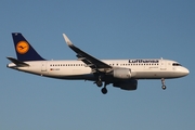 Lufthansa Airbus A320-214 (D-AIUV) at  Hamburg - Fuhlsbuettel (Helmut Schmidt), Germany