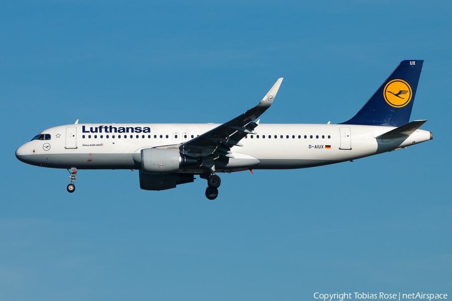 Lufthansa Airbus A320-214 (D-AIUX) | Photo 300930