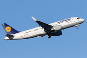 Lufthansa Airbus A320-214 (D-AIUX) at  Manchester - International (Ringway), United Kingdom