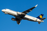 Lufthansa Airbus A320-214 (D-AIWA) at  Luqa - Malta International, Malta