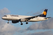 Lufthansa Airbus A320-214 (D-AIWB) at  Hamburg - Fuhlsbuettel (Helmut Schmidt), Germany