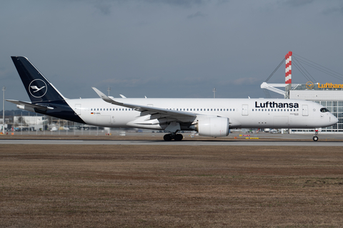 Lufthansa Airbus A350-941 (D-AIXL) at  Munich, Germany