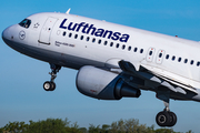 Lufthansa Airbus A320-214 (D-AIZA) at  Manchester - International (Ringway), United Kingdom