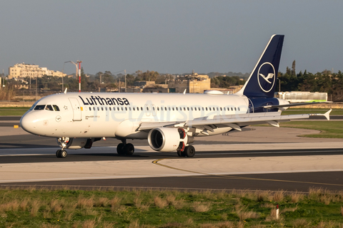 Lufthansa Airbus A320-214 (D-AIZA) at  Luqa - Malta International, Malta