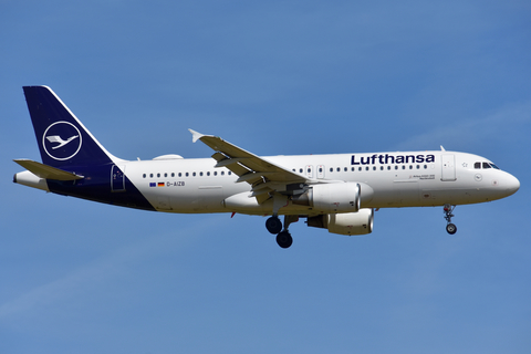 Lufthansa Airbus A320-214 (D-AIZB) at  Frankfurt am Main, Germany