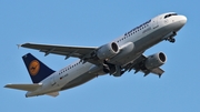 Lufthansa Airbus A320-214 (D-AIZD) at  Dusseldorf - International, Germany