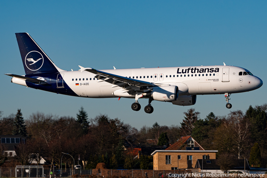 Lufthansa Airbus A320-214 (D-AIZE)