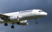 Lufthansa Airbus A320-214 (D-AIZH) at  Manchester - International (Ringway), United Kingdom