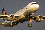 Lufthansa Airbus A320-214 (D-AIZN) at  London - Heathrow, United Kingdom