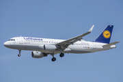 Lufthansa Airbus A320-214 (D-AIZP) at  Madrid - Barajas, Spain