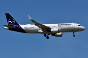 Lufthansa Airbus A320-214 (D-AIZR) at  Frankfurt am Main, Germany