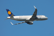 Lufthansa Airbus A320-214 (D-AIZW) at  Hamburg - Fuhlsbuettel (Helmut Schmidt), Germany