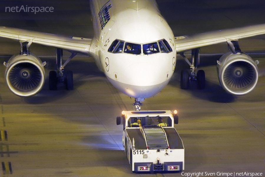 Lufthansa Airbus A319-112 (D-AKNI) | Photo 32576