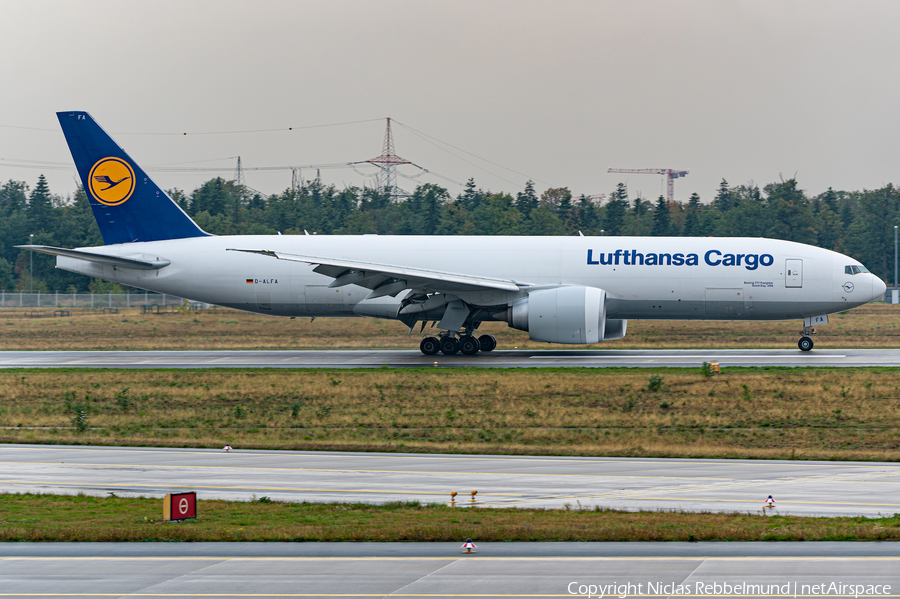 Lufthansa Cargo Boeing 777-FBT (D-ALFA) | Photo 528439