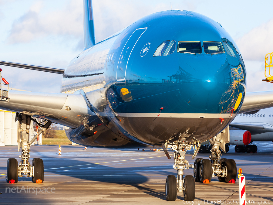 Vietnam Airlines Airbus A330-223 (D-ANJB) | Photo 420272