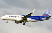 LAN Airlines Airbus A320-214 (D-AVVB) at  Hamburg - Fuhlsbuettel (Helmut Schmidt), Germany