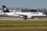 Lufthansa Airbus A320-214 (D-AVVT) at  Hamburg - Finkenwerder, Germany