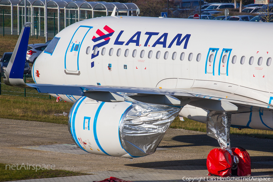 LATAM Airlines Chile Airbus A320-271N (D-AVVU) | Photo 295048