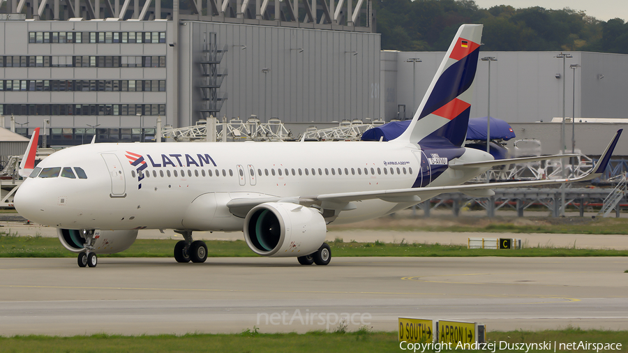 LATAM Airlines Chile Airbus A320-271N (D-AVVU) | Photo 348685