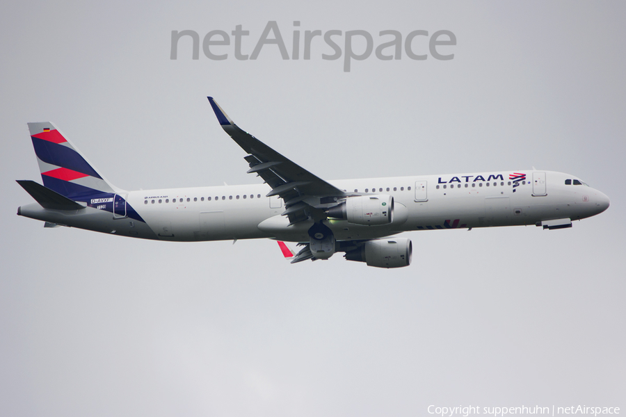 LATAM Airlines Chile Airbus A321-211 (D-AVXF) | Photo 108978