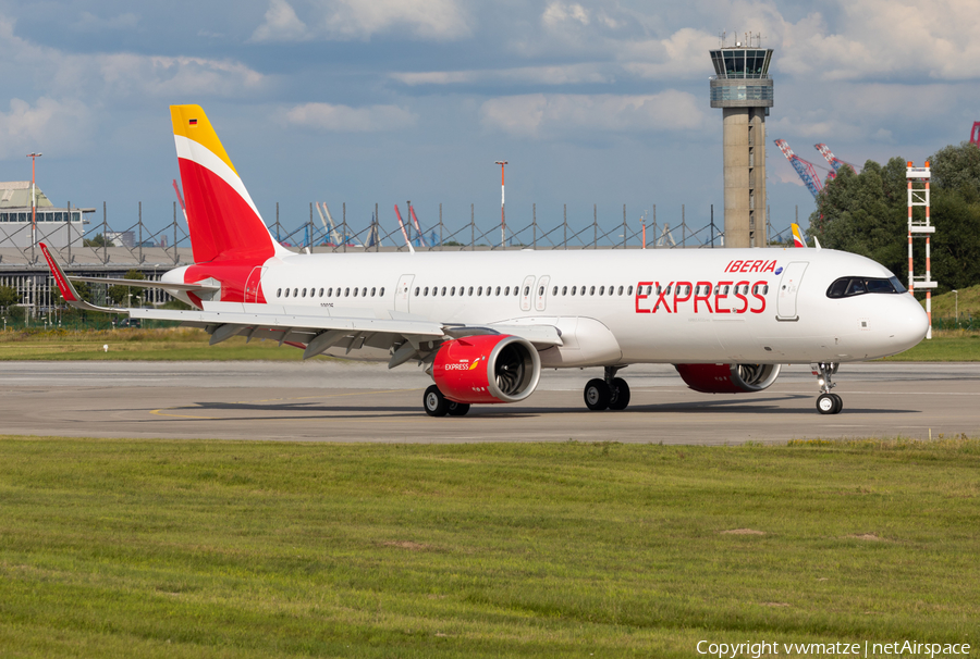 Iberia Express Airbus A321-251NX (D-AVXG) | Photo 395123