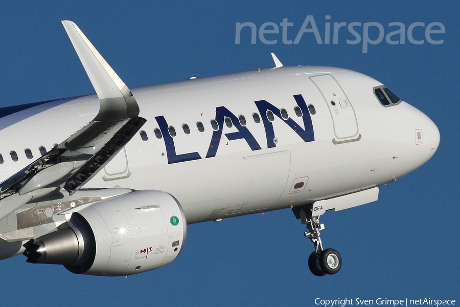 LAN Airlines Airbus A321-211 (D-AVXO) | Photo 60543