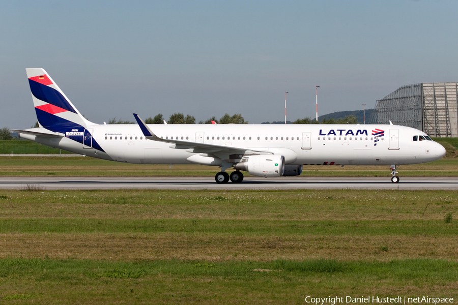 LATAM Airlines Chile Airbus A321-211 (D-AVXX) | Photo 489480