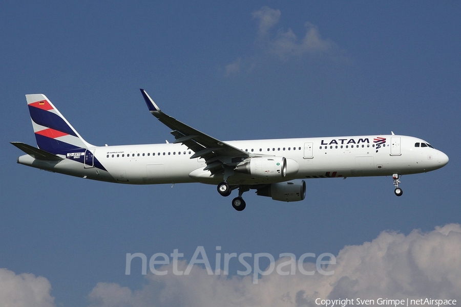 LATAM Airlines Chile Airbus A321-211 (D-AVYE) | Photo 123703