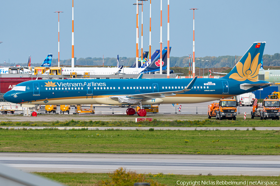 Vietnam Airlines Airbus A321-272N (D-AVZD) | Photo 353692