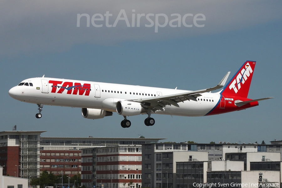 TAM Brazilian Airlines Airbus A321-211 (D-AVZE) | Photo 79972