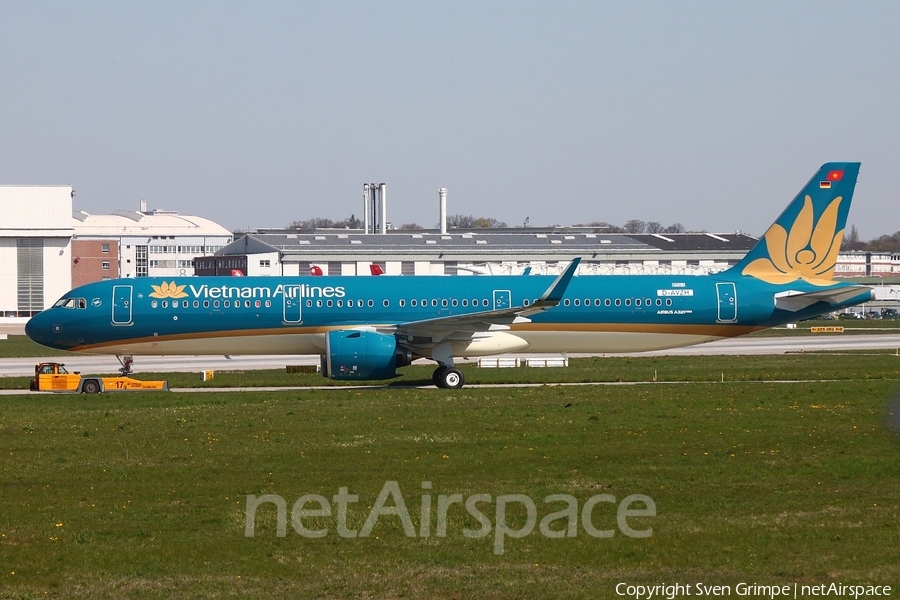 Vietnam Airlines Airbus A321-272N (D-AVZH) | Photo 315160