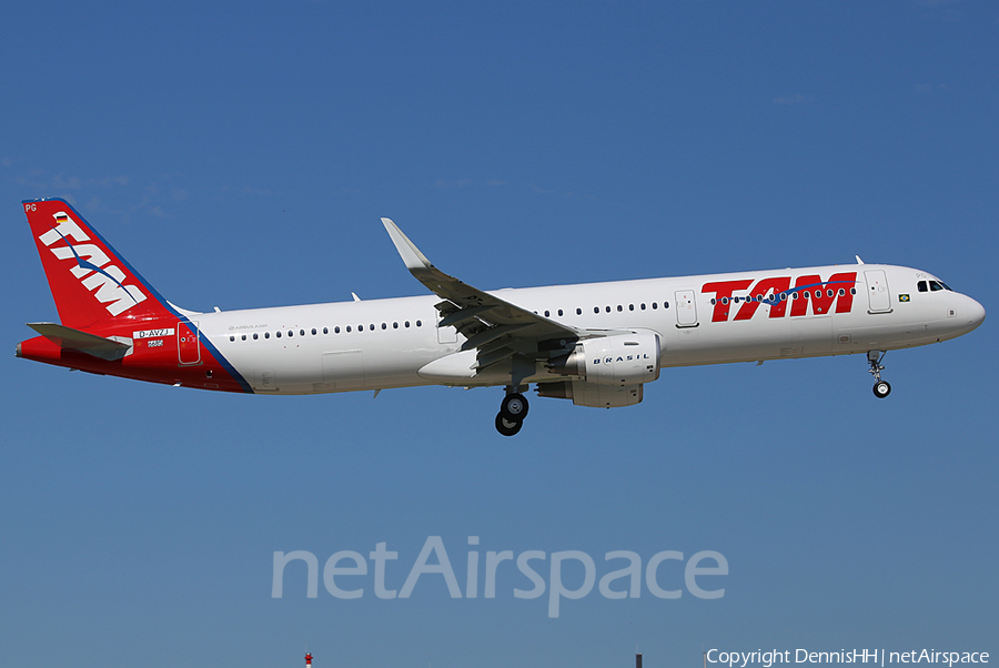 TAM Brazilian Airlines Airbus A321-211 (D-AVZJ) | Photo 419112