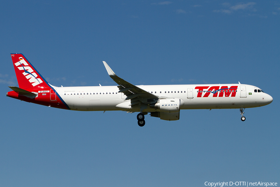 TAM Brazilian Airlines Airbus A321-211 (D-AVZJ) | Photo 502944