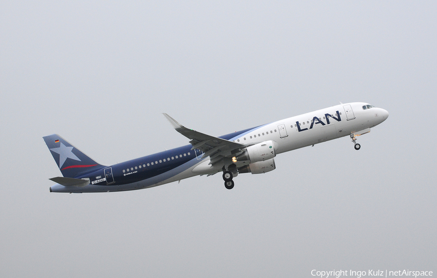 LAN Airlines Airbus A321-211 (D-AZAD) | Photo 62574