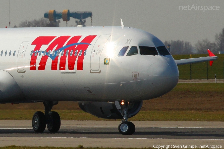 TAM Brazilian Airlines Airbus A321-231 (D-AZAD) | Photo 11904