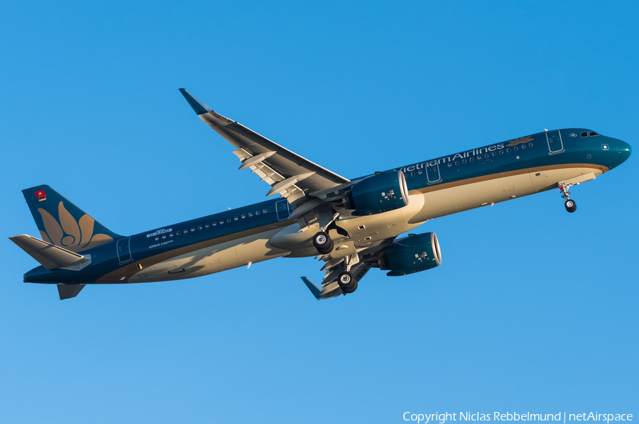 Vietnam Airlines Airbus A321-272N (D-AZAD) | Photo 297373