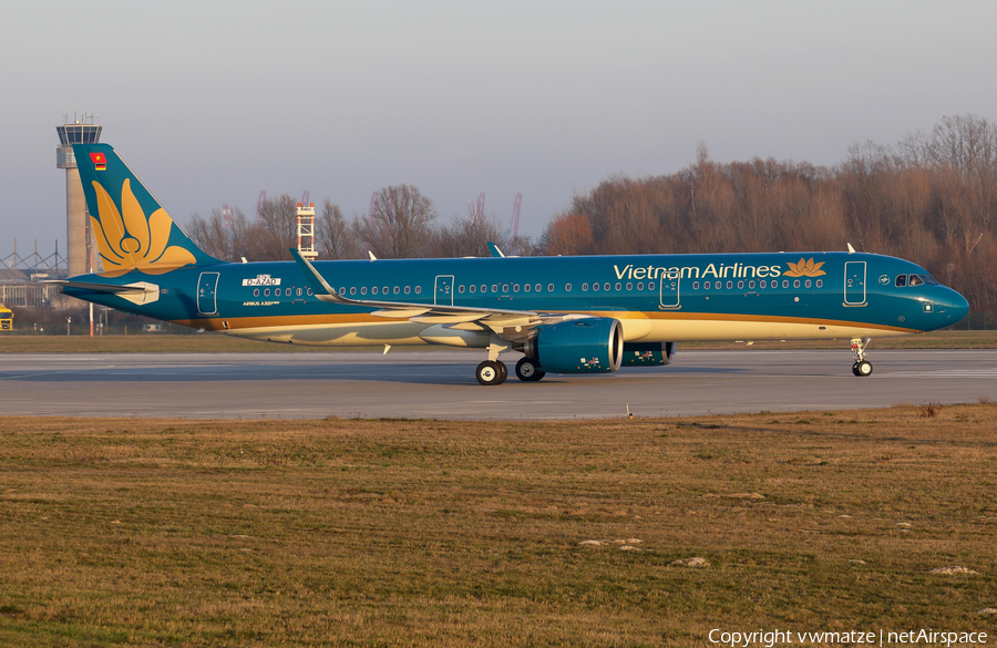 Vietnam Airlines Airbus A321-272N (D-AZAD) | Photo 298267