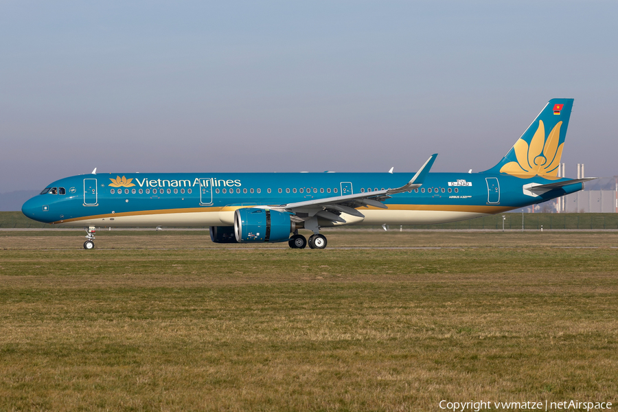 Vietnam Airlines Airbus A321-272N (D-AZAD) | Photo 298270