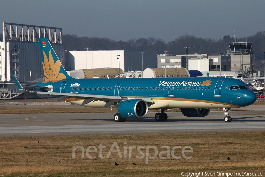 Vietnam Airlines Airbus A321-272N (D-AZAD) | Photo 304692