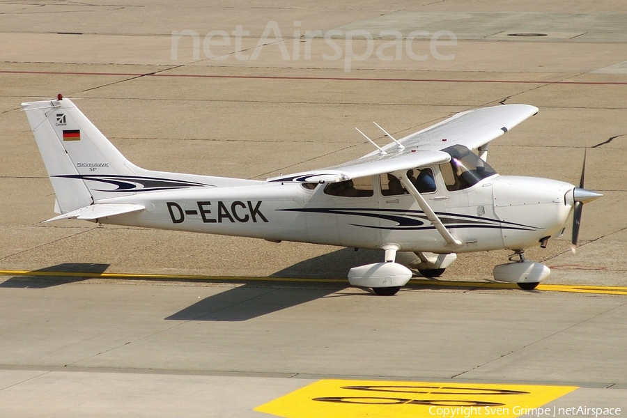 (Private) Cessna 172S Skyhawk SP (D-EACK) | Photo 100207