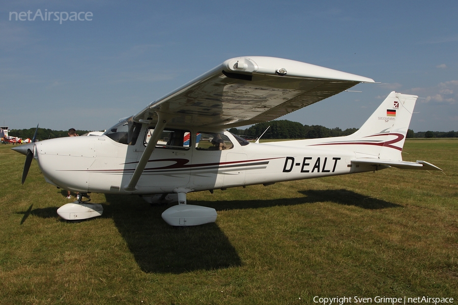 (Private) Cessna 172S Skyhawk SP (D-EALT) | Photo 575152