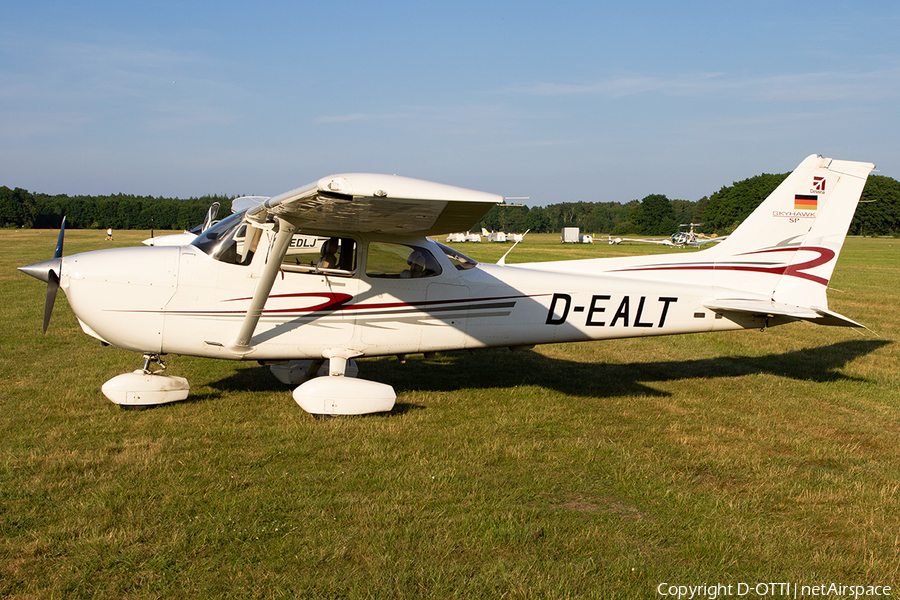 (Private) Cessna 172S Skyhawk SP (D-EALT) | Photo 582980