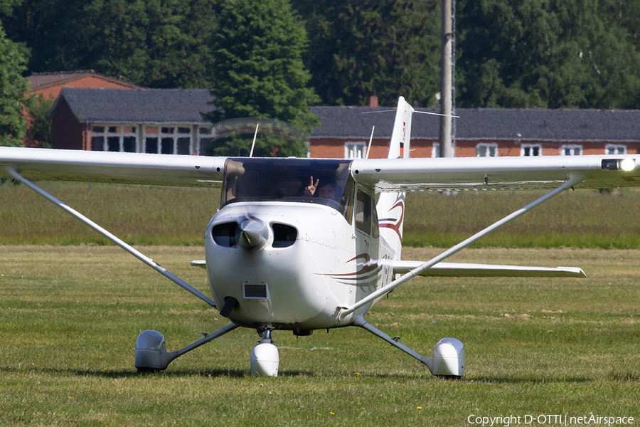 (Private) Cessna 172S Skyhawk SP (D-EALT) | Photo 572577