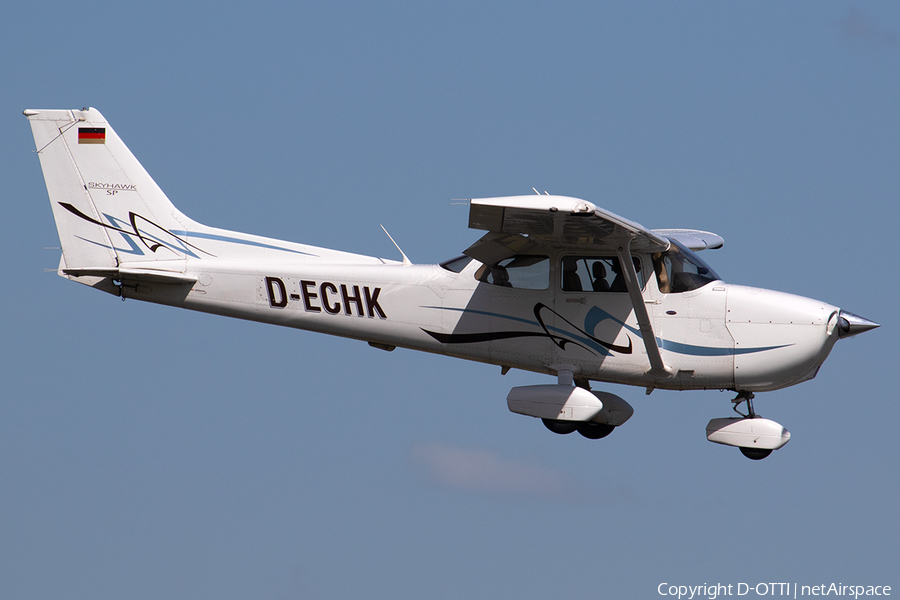 (Private) Cessna 172S Skyhawk SP (D-ECHK) | Photo 315268