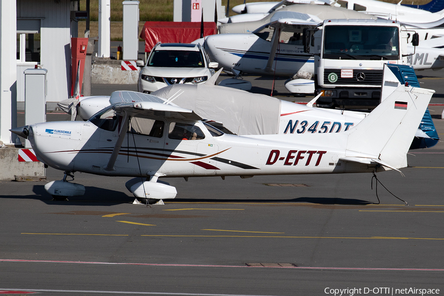 Flugschule München-Jesenwang Cessna 172S Skyhawk SP (D-EFTT) | Photo 400475