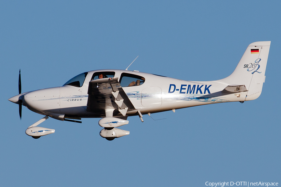 Flight Center Hannover Cirrus SR20 G2 (D-EMKK) | Photo 417592