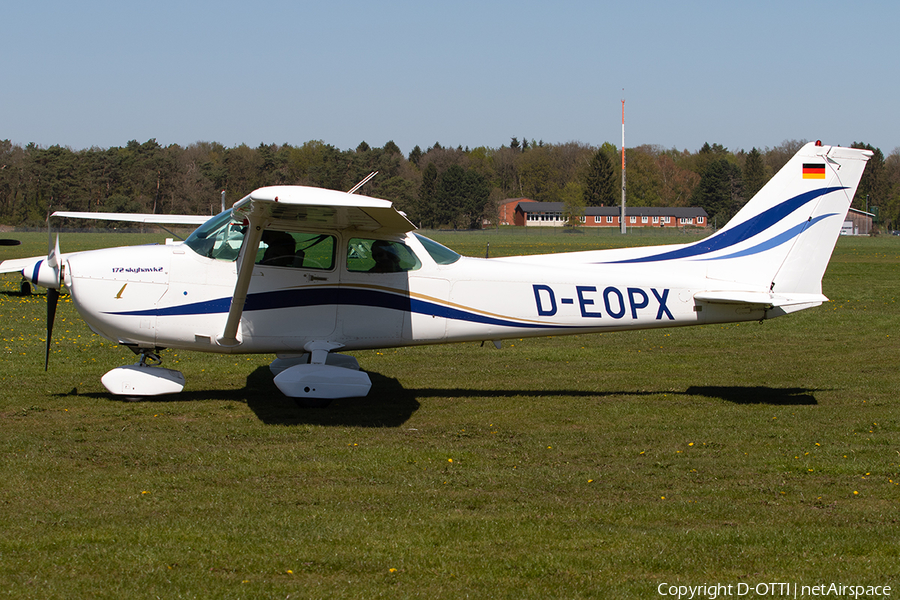 Airbus HFB Motorfluggruppe Cessna 172P Skyhawk (D-EOPX) | Photo 314663
