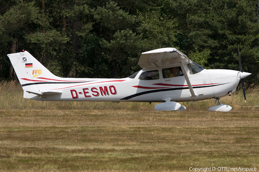 (Private) Cessna 172R Skyhawk II (D-ESMO) | Photo 266731