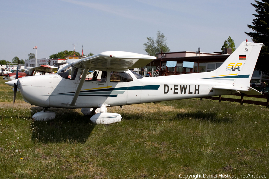 (Private) Cessna 172S Skyhawk SP (D-EWLH) | Photo 545623